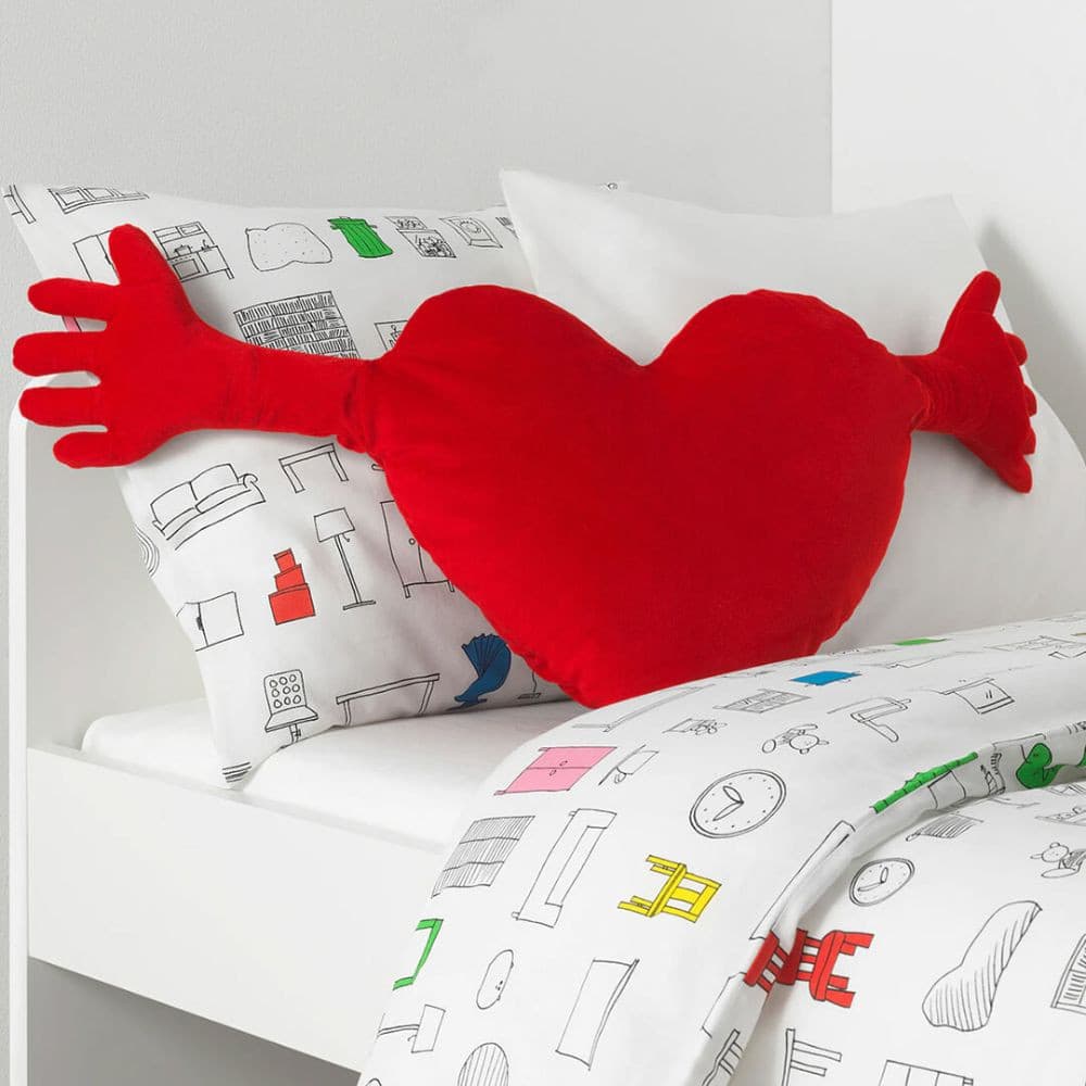 IKEA красная подушка